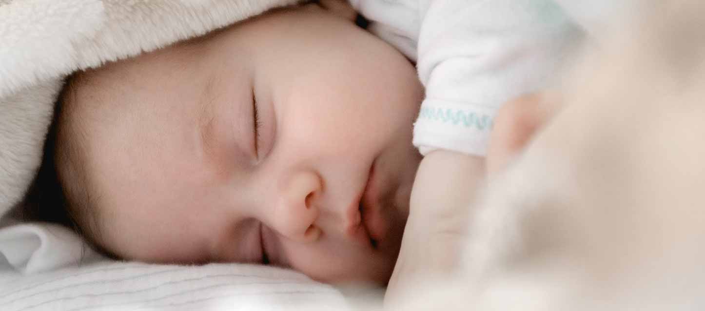 bebe durmiendo en cuna