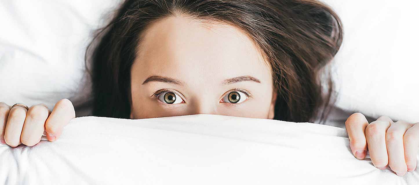 4.-dormir-insomnio mujer con los ojos abiertos tapada