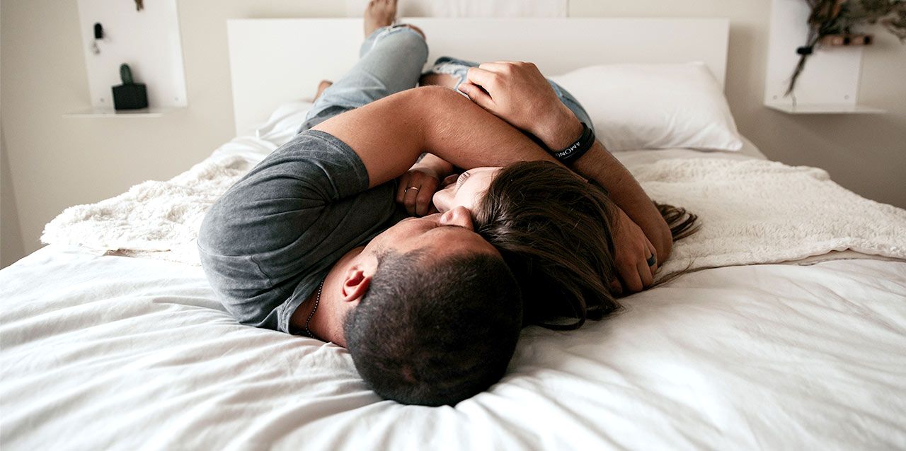 Dormir y desarrollar la memoria pareja joven en colchon