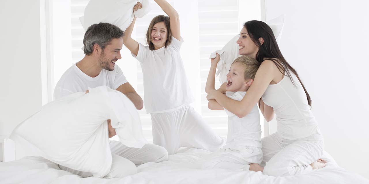 familia haciendo guerra de almohadas familia haciendo guerra de almohadas