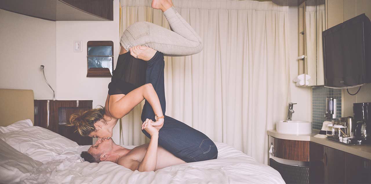 pareja haciendo equilibrio sobre colchón pareja haciendo equilibrio sobre colchón