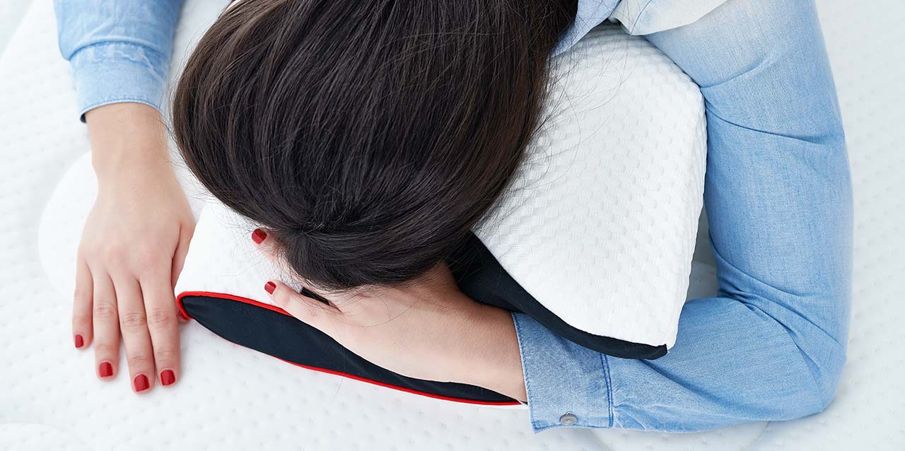 mujer tumbada boca abajo en almohada viscoelástica mujer tumbada boca abajo en almohada viscoelástica