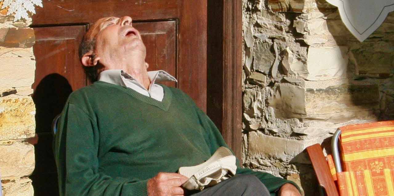 hombre mayor durmiendo con la boca abierta
