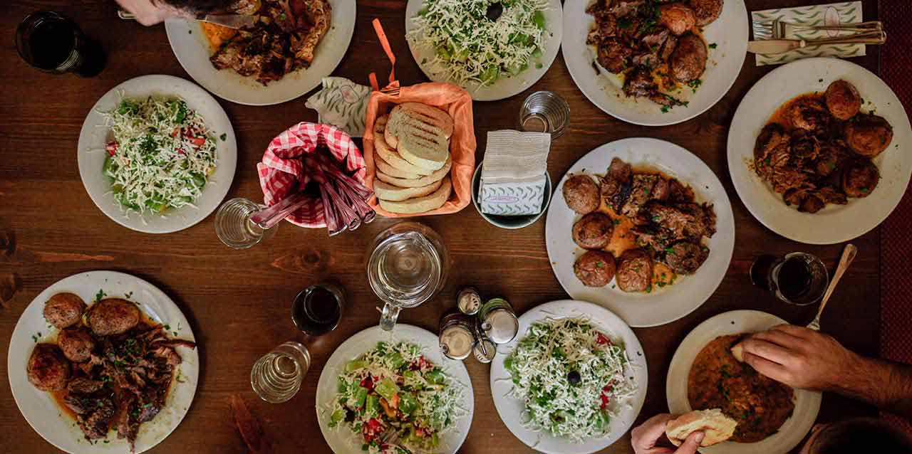 mesa con comida abundante mesa con comida abundante
