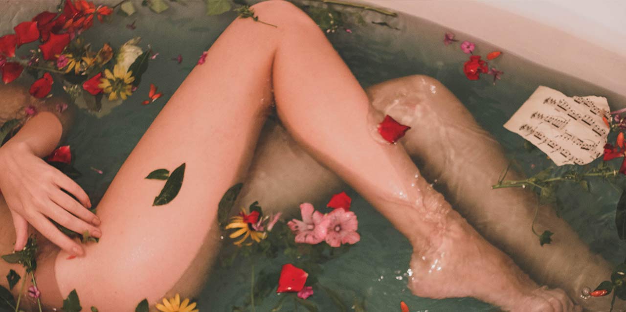 mujer en bañera con hojas mujer en bañera con hojas