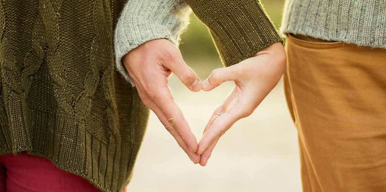 pareja dibujando corazón con las manos pareja dibujando corazón con las manos