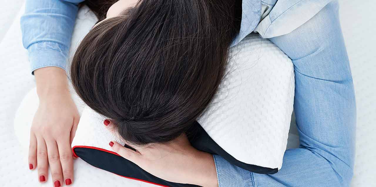 mujer durmiendo en almohada cervical mujer durmiendo en almohada cervical