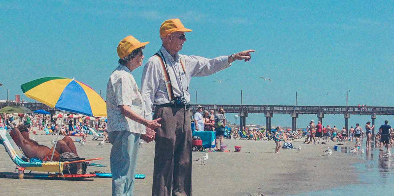pareja de ancianos en la playa pareja de ancianos en la playa