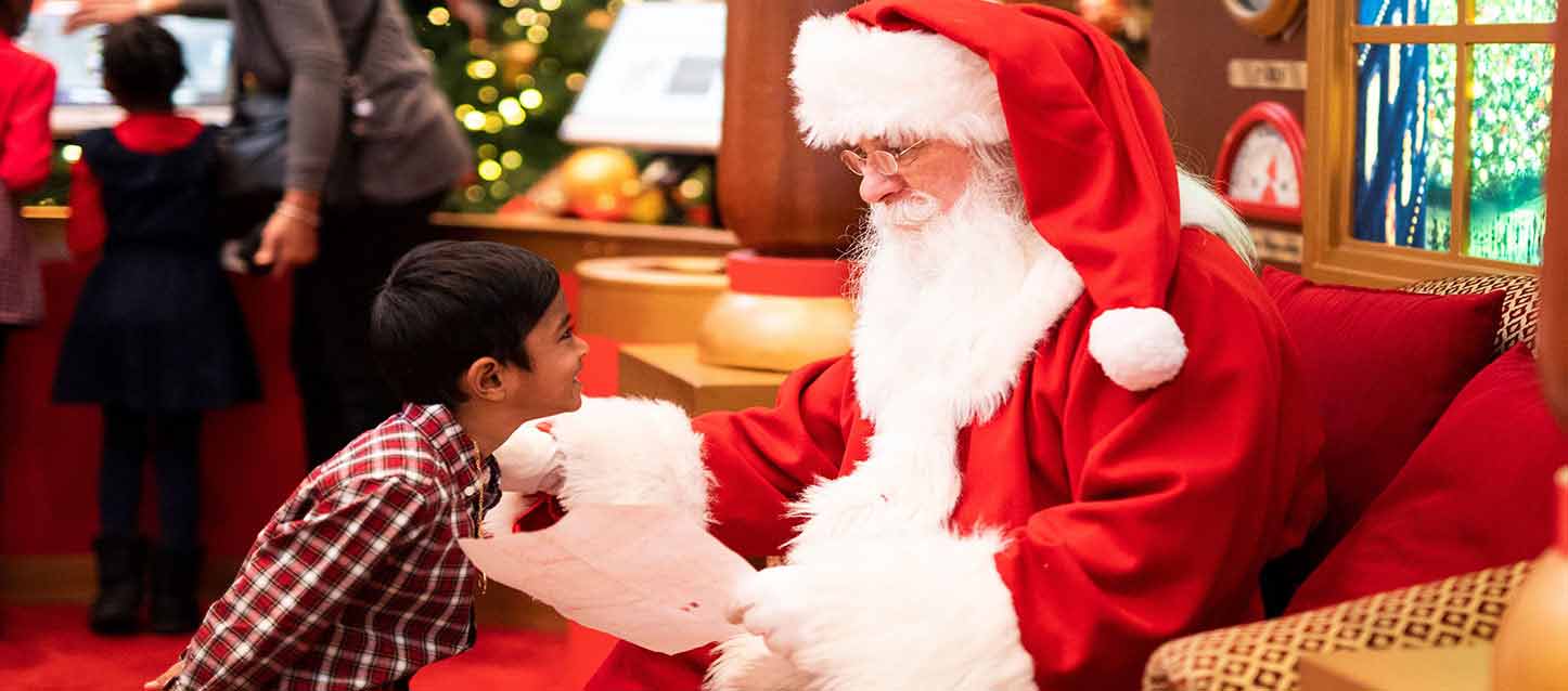 niño con camisa a cuadros con papa noel niño con camisa a cuadros con papa noel