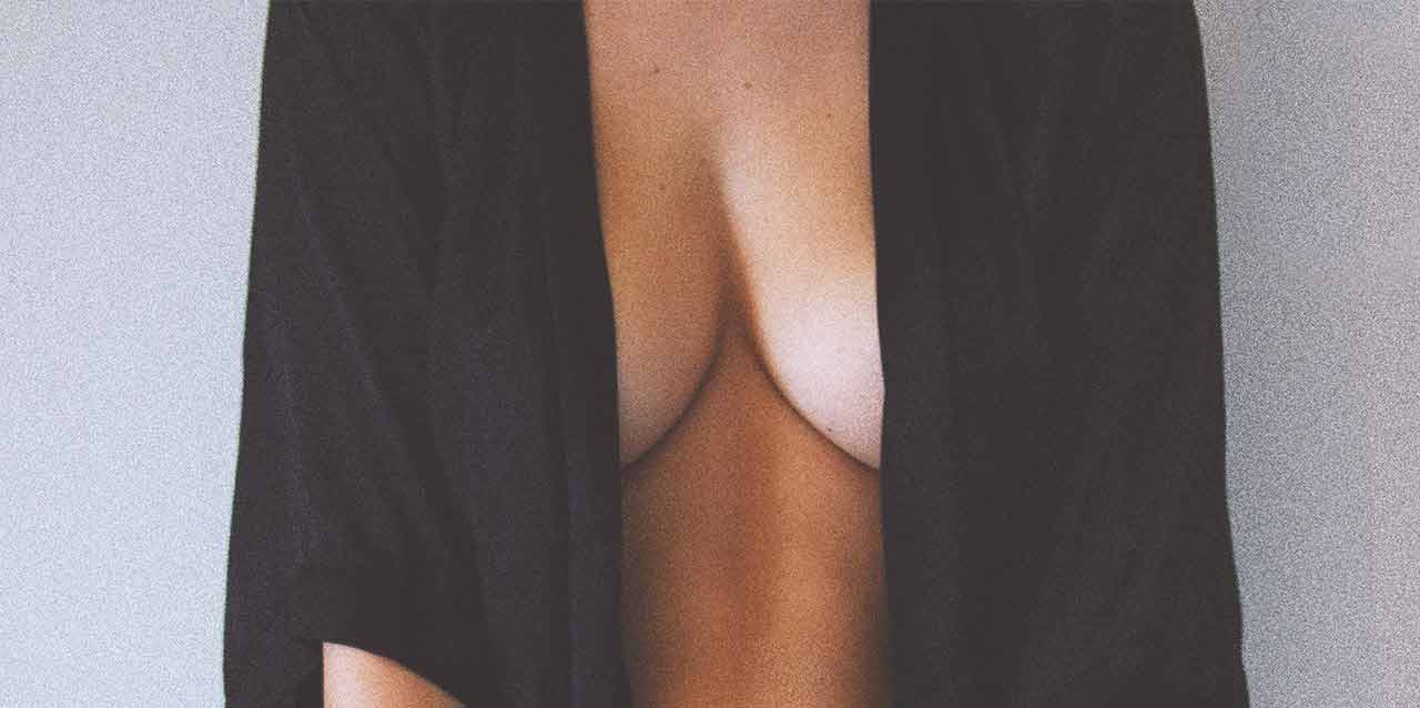 mujer con bata para estar con casa mujer con bata para estar con casa