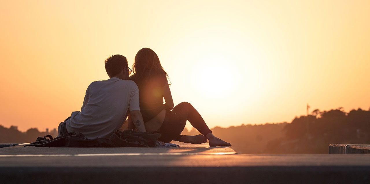 pareja en atardecer pareja en atardecer