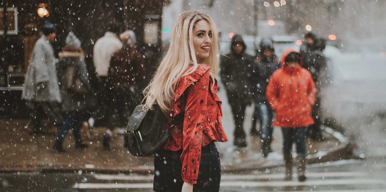 mujer con camisa roja en calle nevando mujer con camisa roja en calle nevando