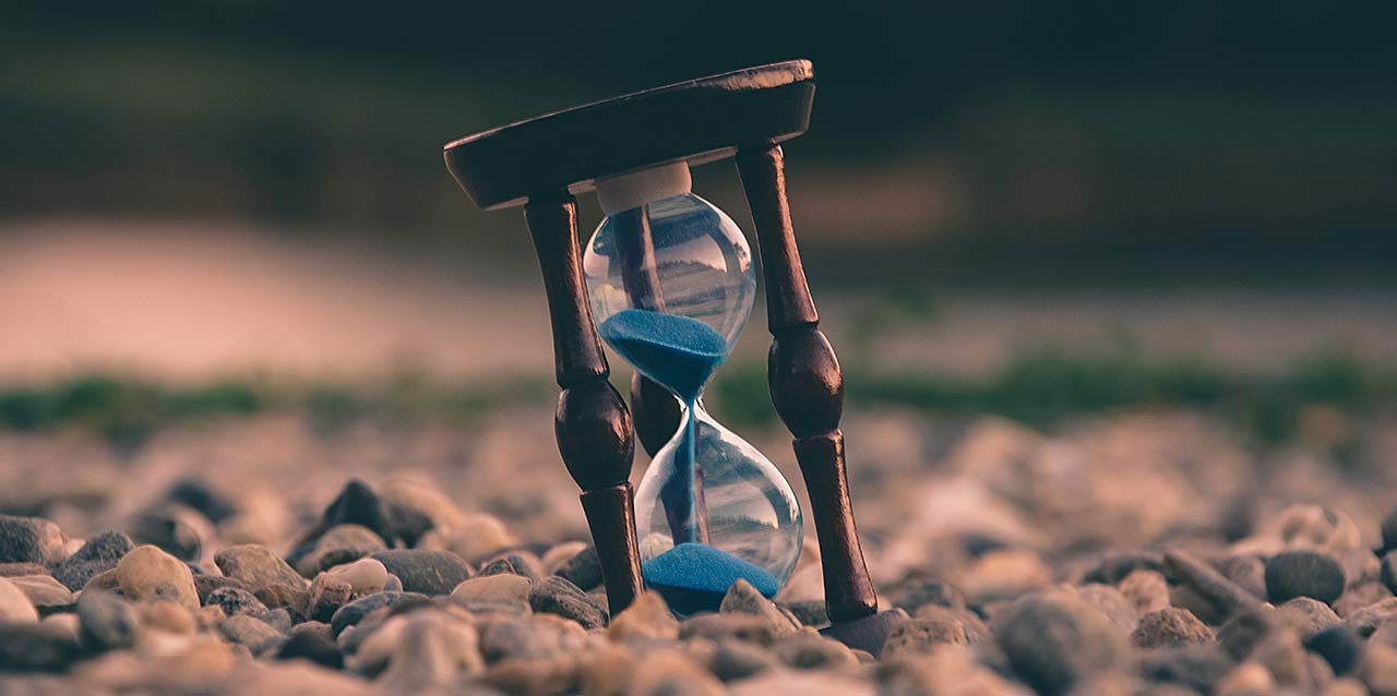 reloj de arena con arena azul