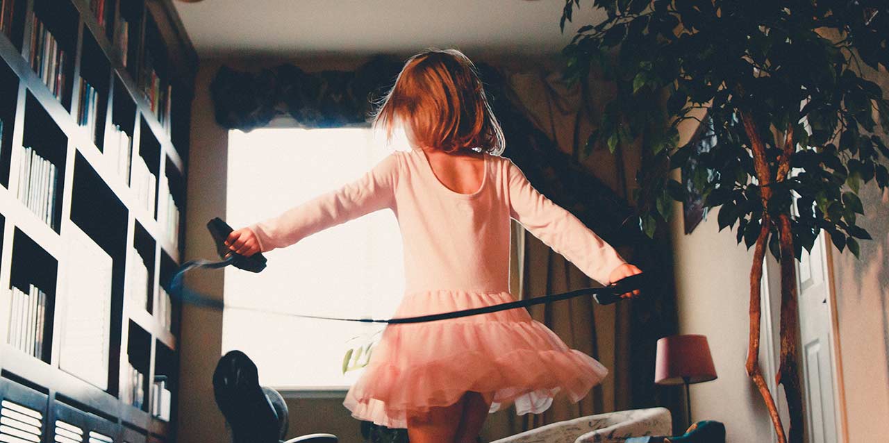 niña con vestido saltando a la comba niña con vestido saltando a la comba