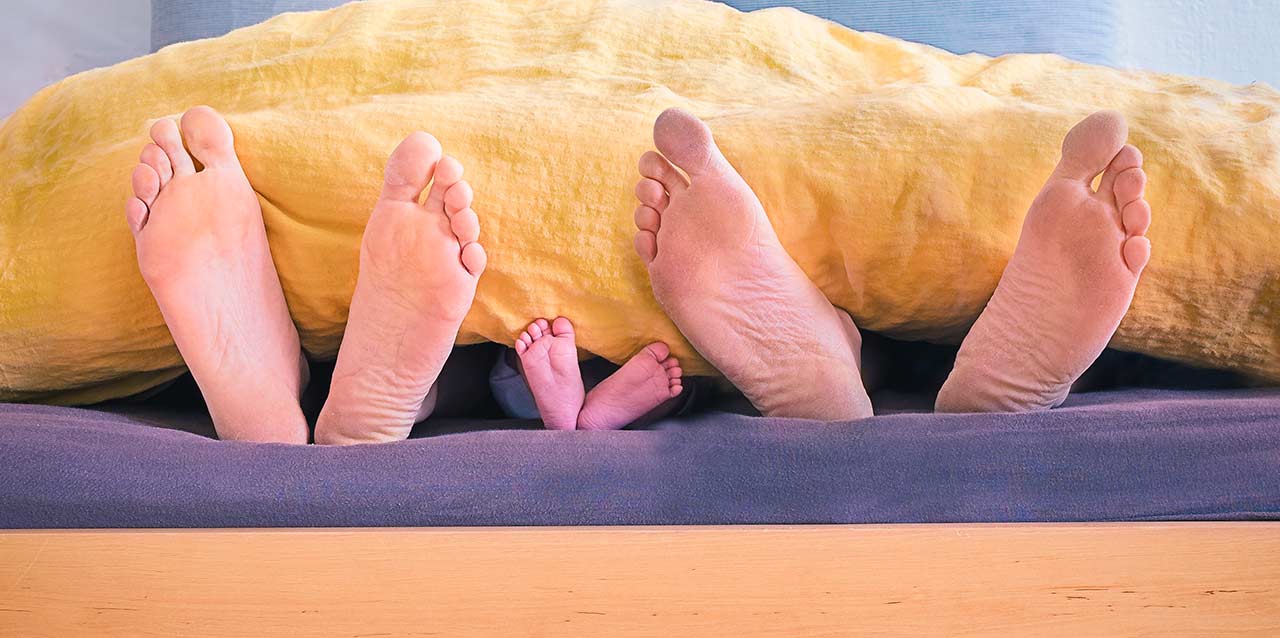 pies de familia tras manta pies de familia tras manta