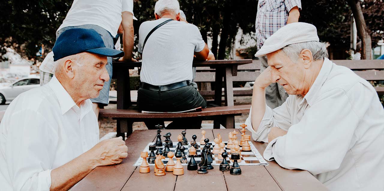 ancianos jugando al ajedrez