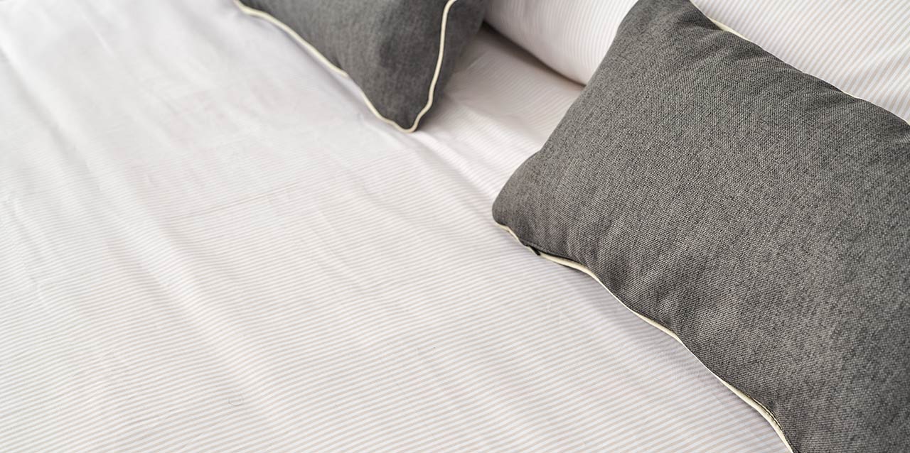 almohadas grises en colchón almohadas grises en colchón