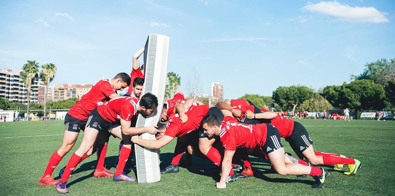equipo de rugby empujando contra colchón