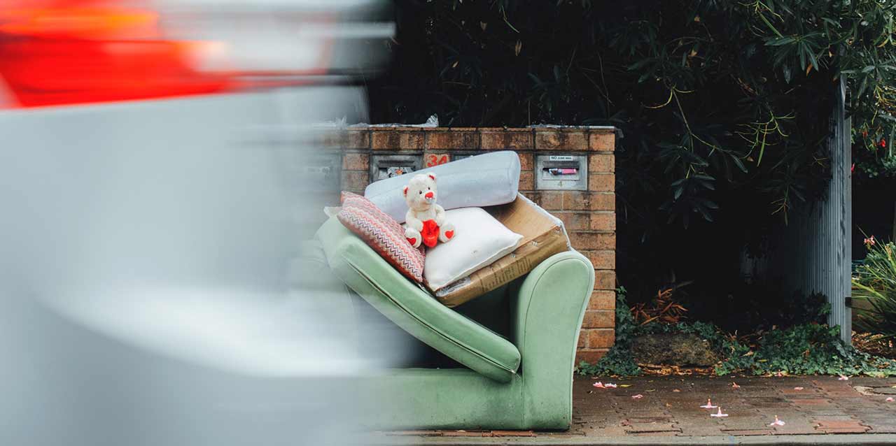 peluche encima de sillón tirado