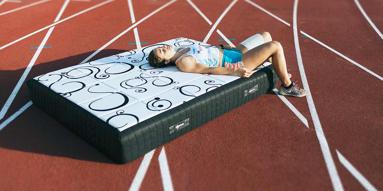 atleta tumbada en colchón para deportistas sin almohada