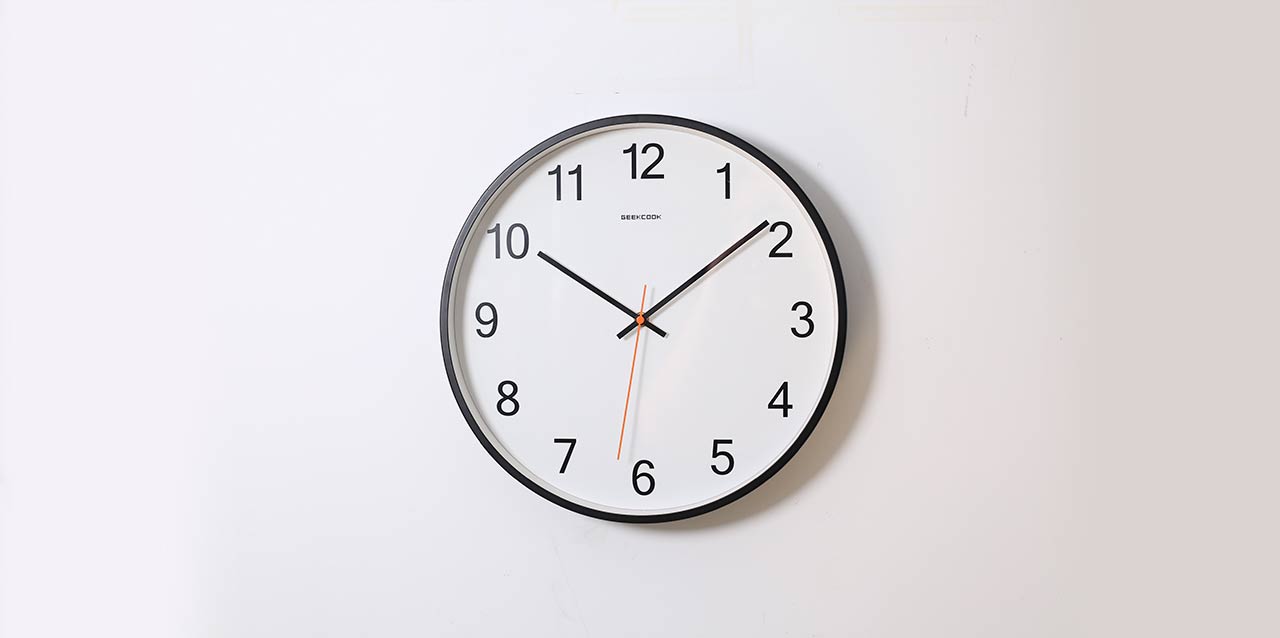 reloj analógico en pared blanca reloj analógico en pared blanca