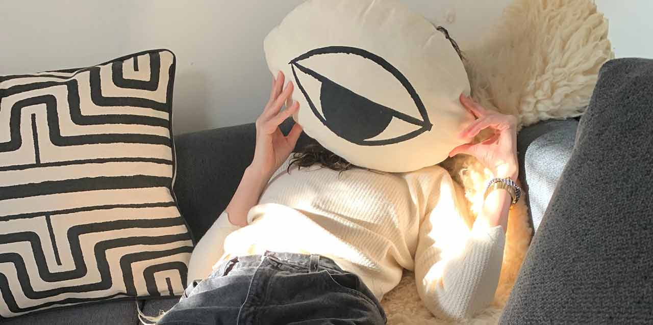 adaptarse a almohada 2 chica con almohada con forma de ojo