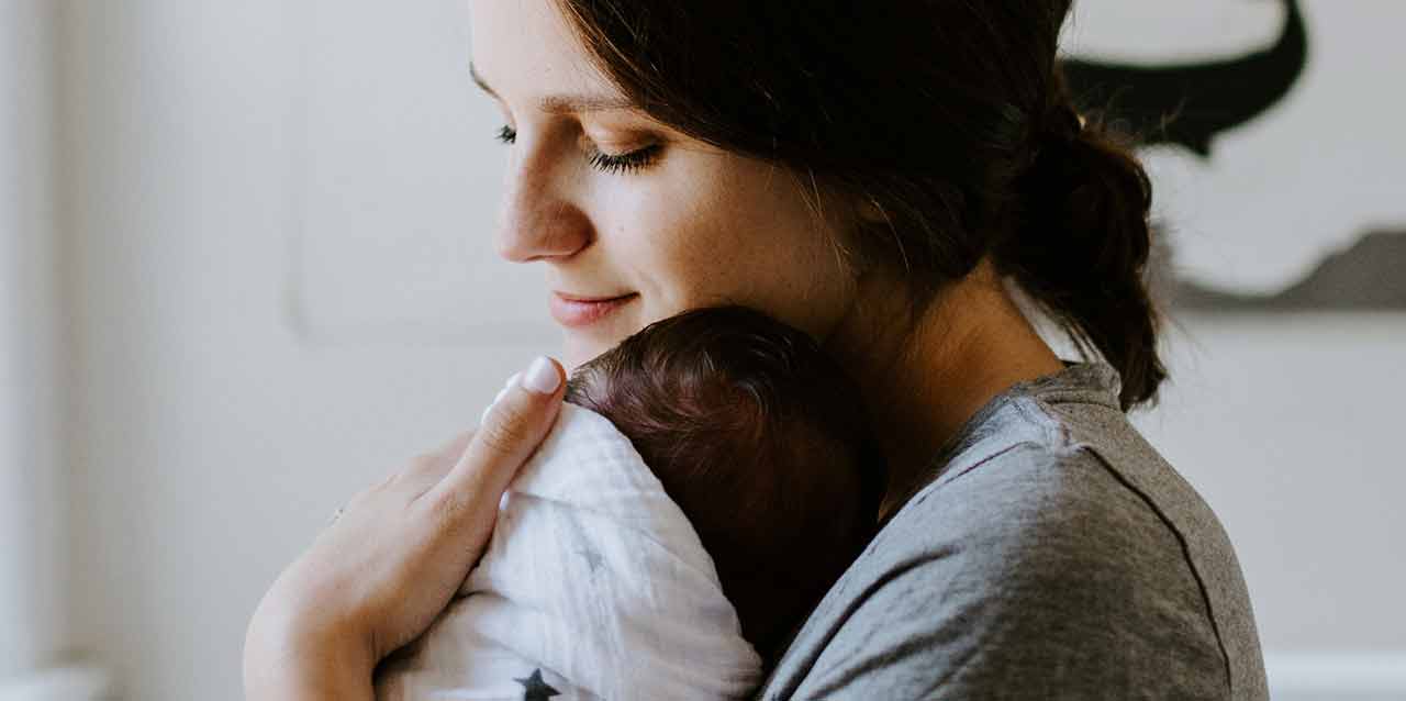 dormir según tu edad 2 madre cogiendo en brazos a bebé