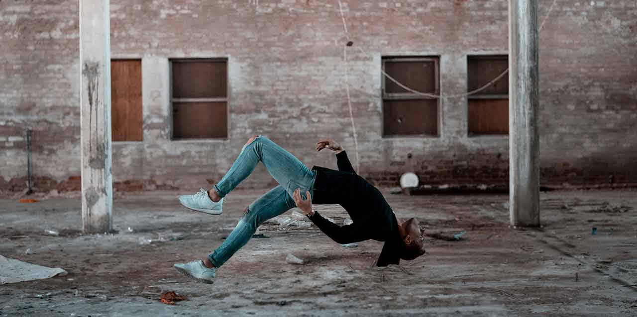 Mujer levitando en edificio en ruinas