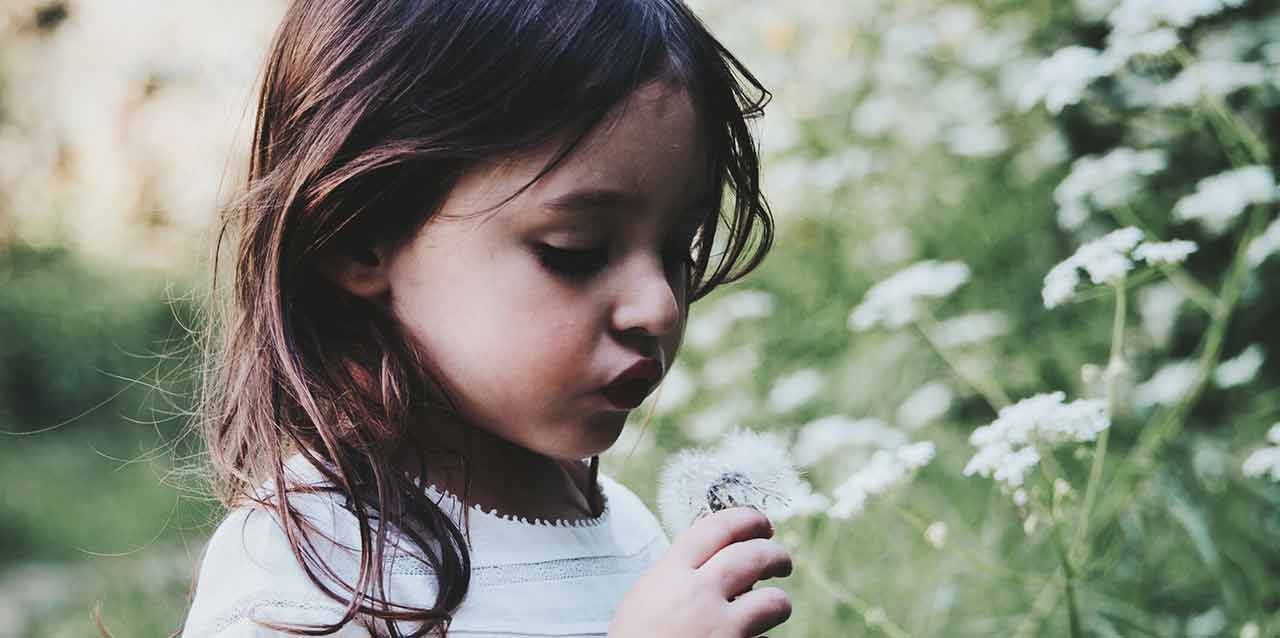 niño-sonambulo-1 niña soplando un diente de león
