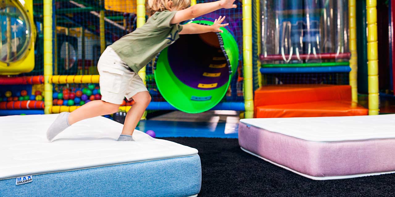niño jugando en colchones infantiles Maxcolchon