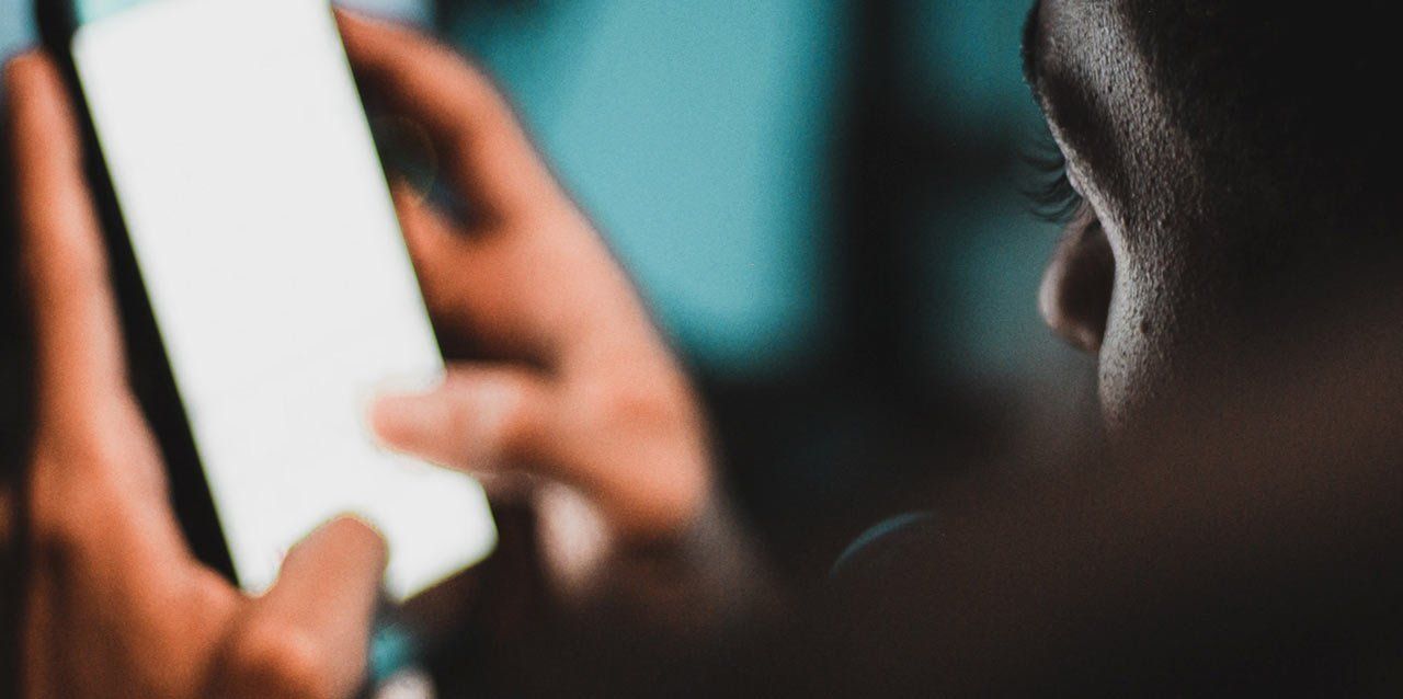 hombre manipulando smartphone hombre manipulando smartphone de noche