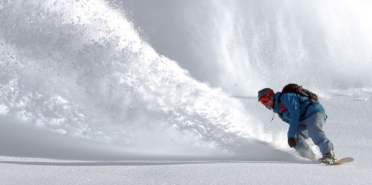 hombre haciendo snow