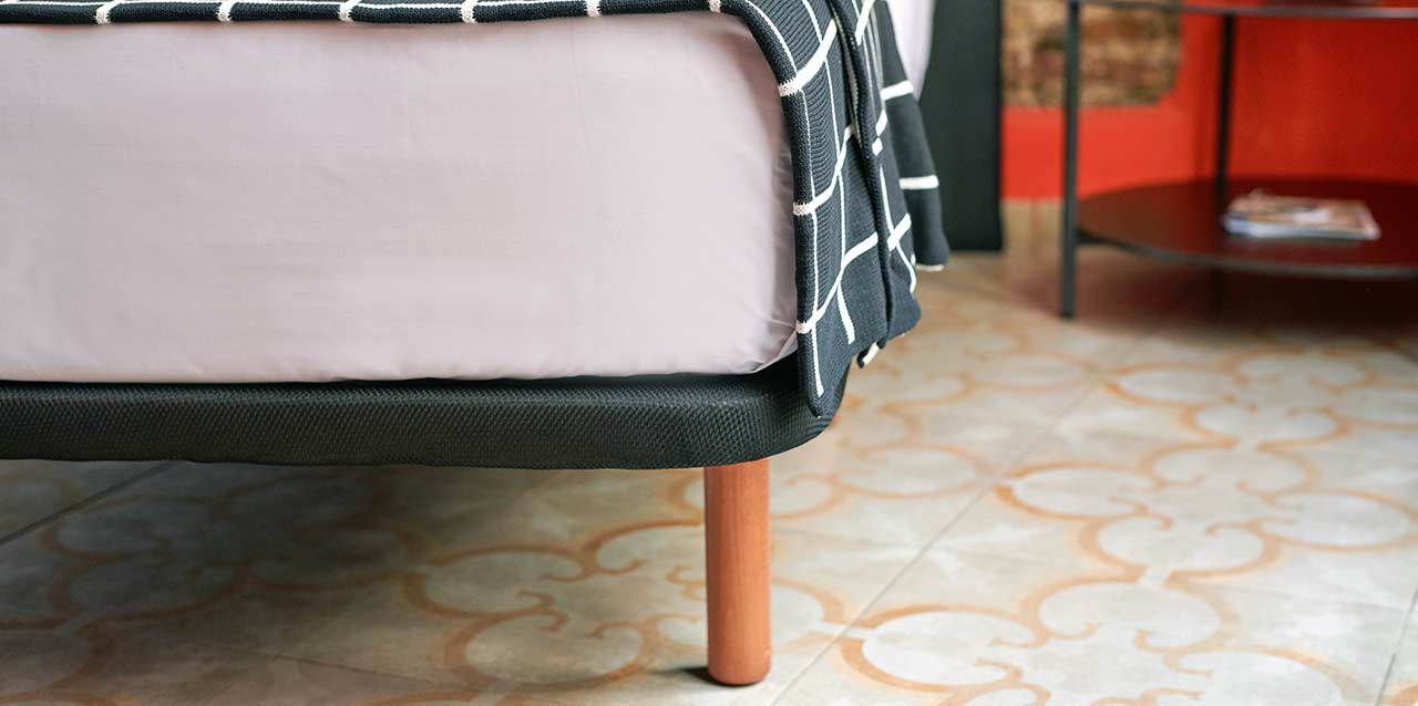 base tapizada con patas redondas