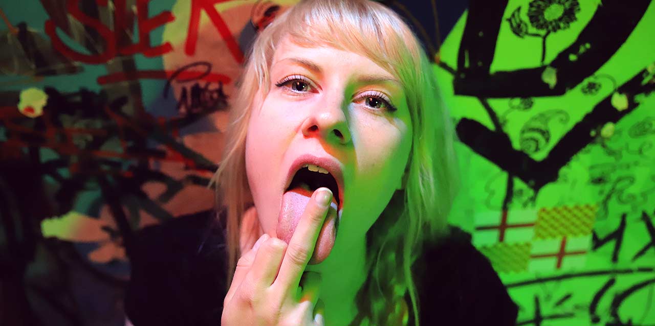 mujer sacando el dedo y la lengua