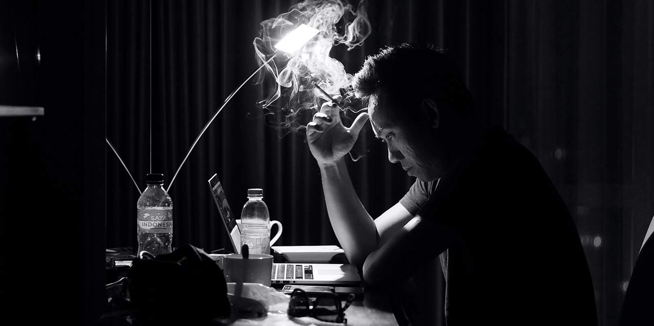 hombre trabajando con cigarro en la mano
