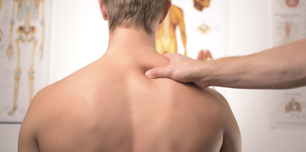 consejos-para-disminuir-el-dolor-del-cuello-durante-la-noche mano masajeando cervicals de chico