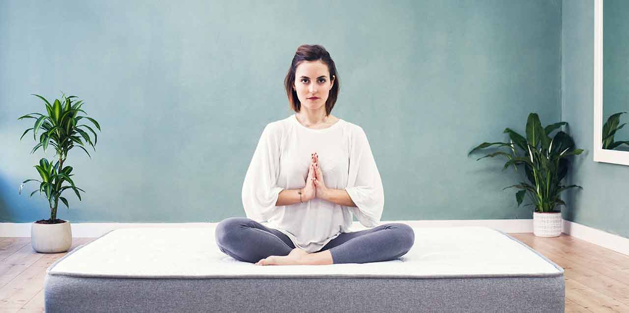 chica meditando en colchón viscoelástico
