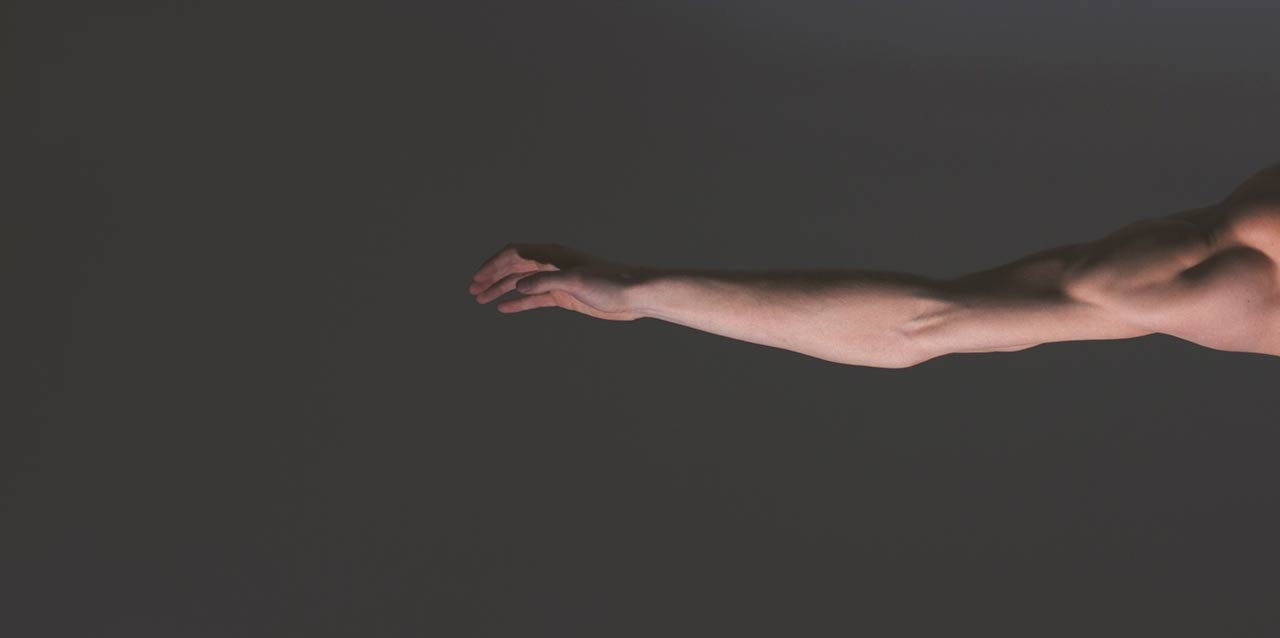 brazo atlético en fondo gris brazo atlético en fondo gris