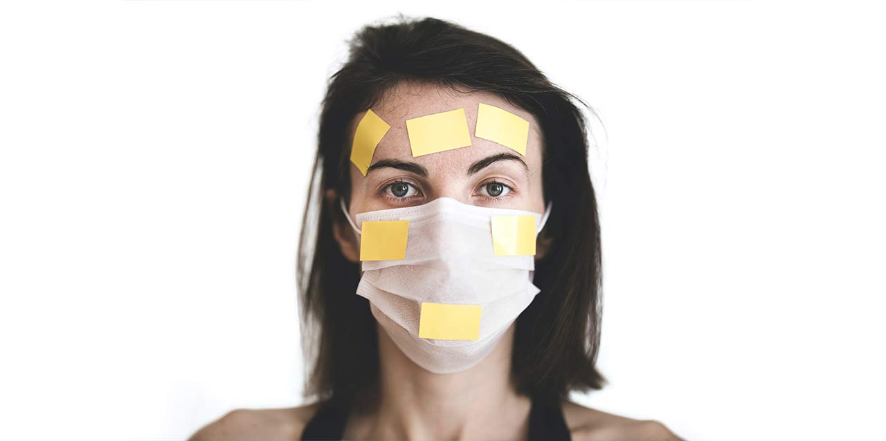 mujer con mascarillas y post its en la cara mujer con mascarillas y post its en la cara