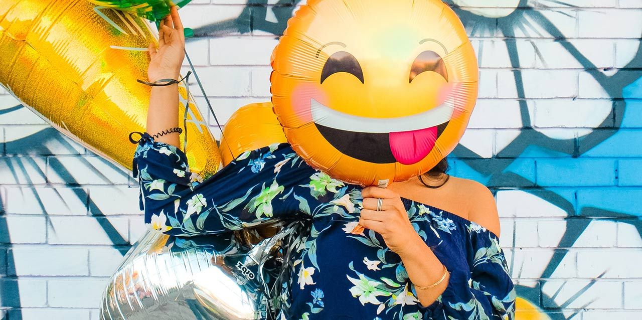 mujer con globo de emoji mujer con globo de emoji
