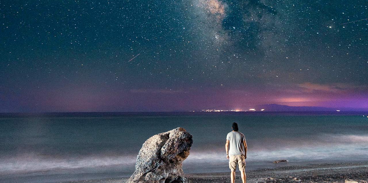 cielo estrellado frente al mar