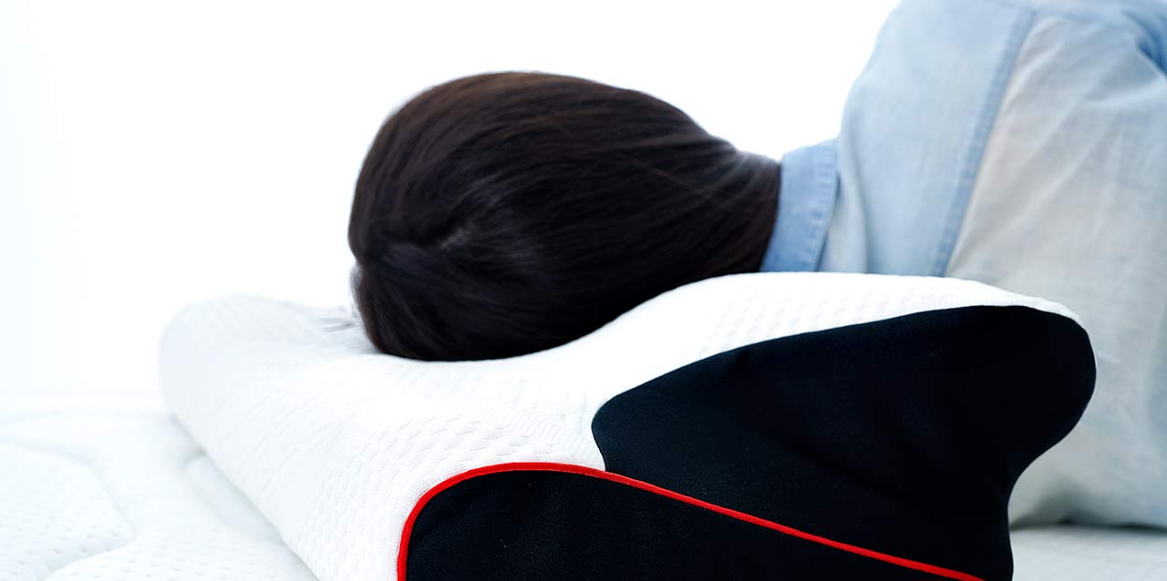 hombre durmiendo de lado en almohada viscoelástica hombre durmiendo de lado en almohada viscoelástica