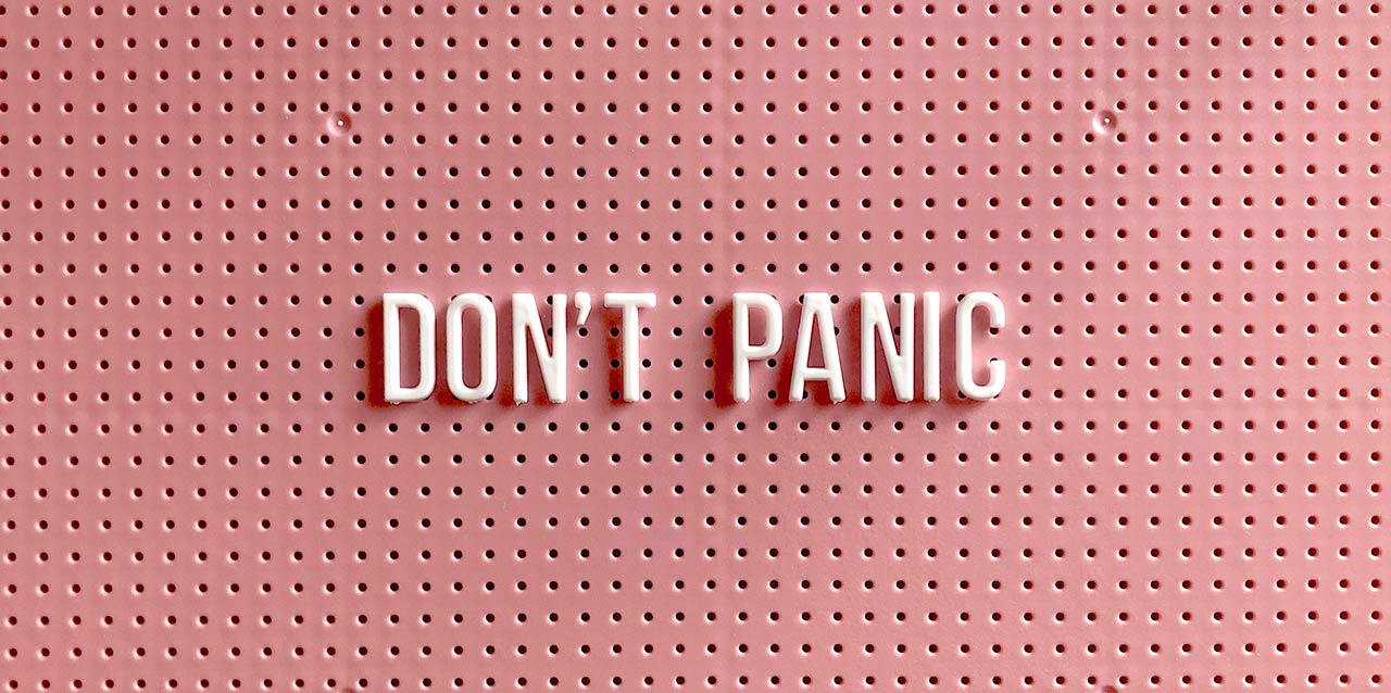 letrero luminoso Don't Panic en material perforado
