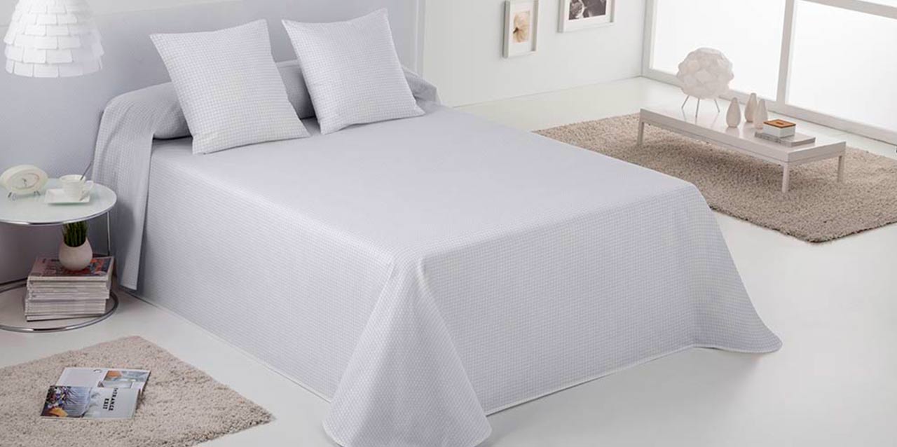 colchas lilas en cama de matirmonio
