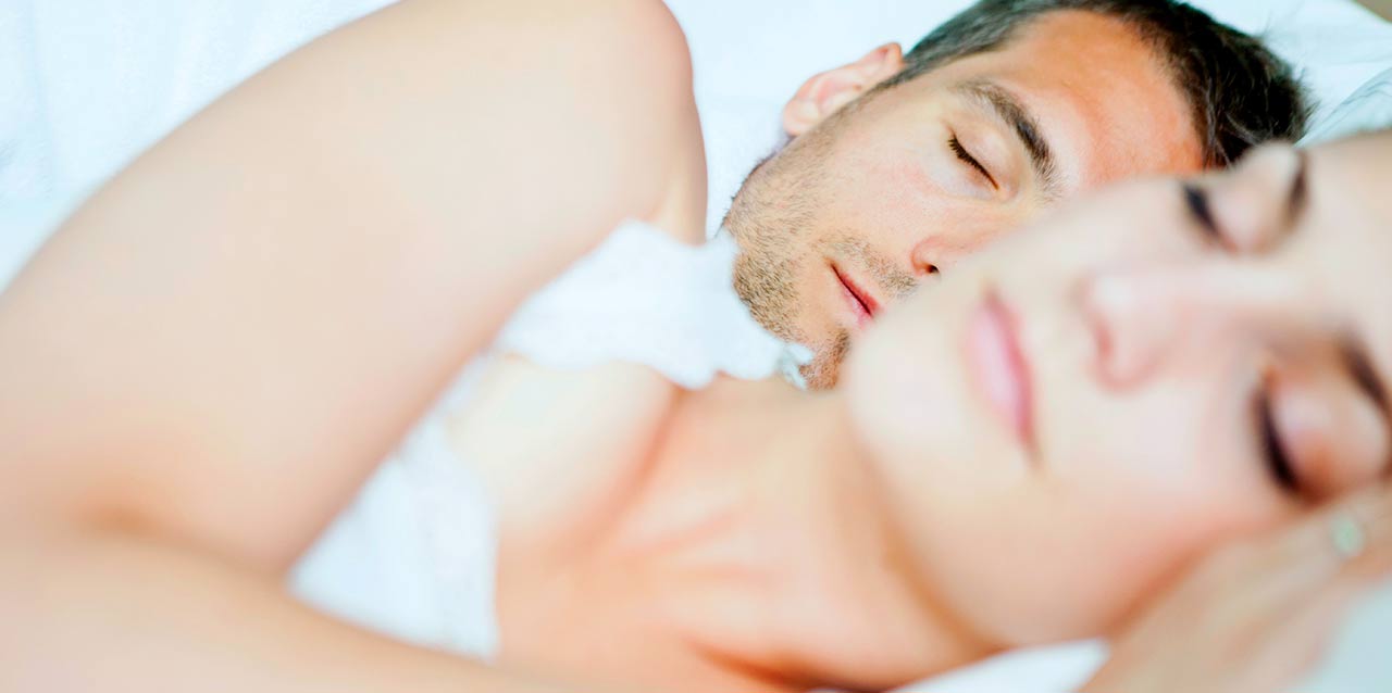 pareja durmiendo profundamente pareja durmiendo profundamente