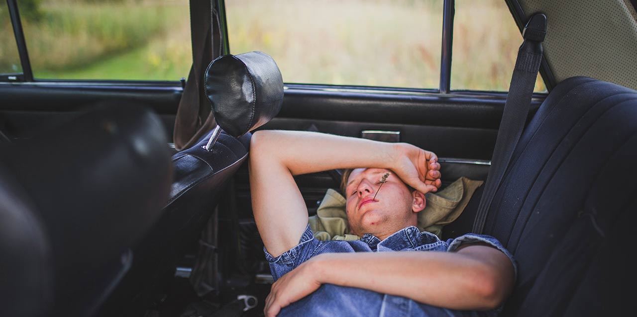 Hombbre durmiendo en el coche Hombbre durmiendo en el coche