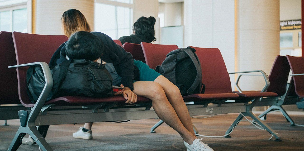 chico tumbado en estación