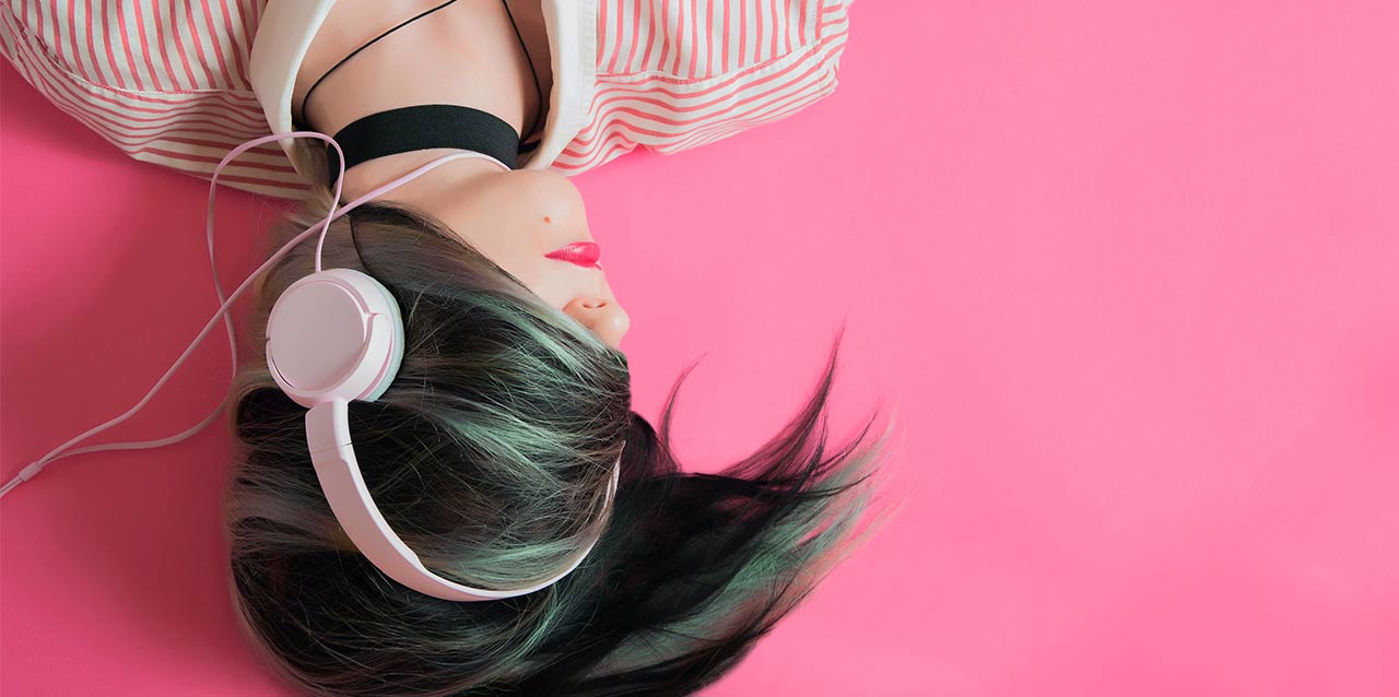 mujer con mechas verdes escuchando música mujer con mechas verdes escuchando música