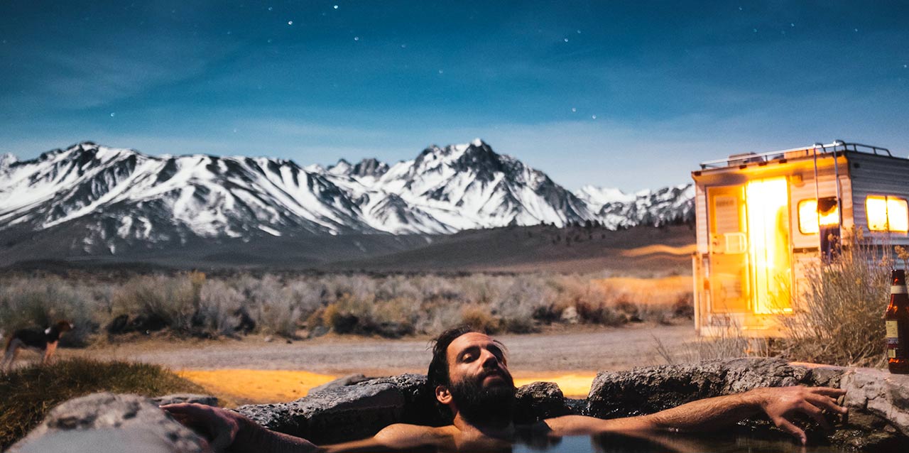 hombre en jacuzzi natural