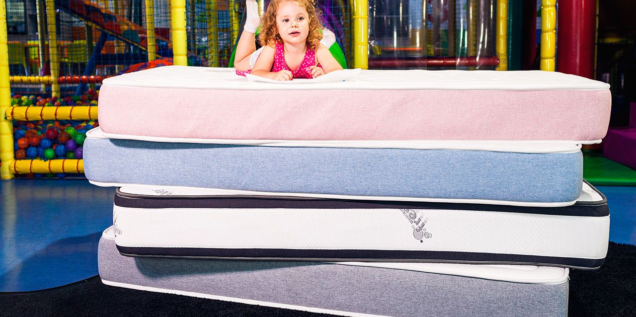 colchones infantiles en piscina de bolas